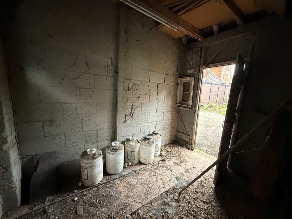 Lot: 29 - VACANT LOCK-UP STORE WITH PLANNING - looking back towards the entrance door in room 1